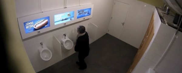 LG promove televisão em casa de banho pública