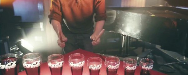 Já tentou fazer música com garrafas da Coca-Cola?