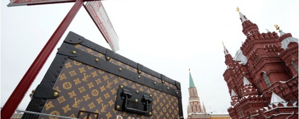 Louis Vuitton instala mala gigante em Moscovo
