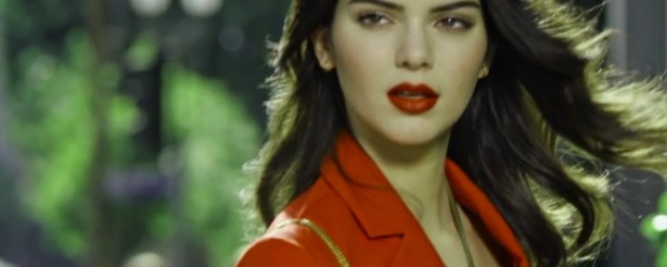 Kendall Jenner é rosto do novo perfume Estée Lauder