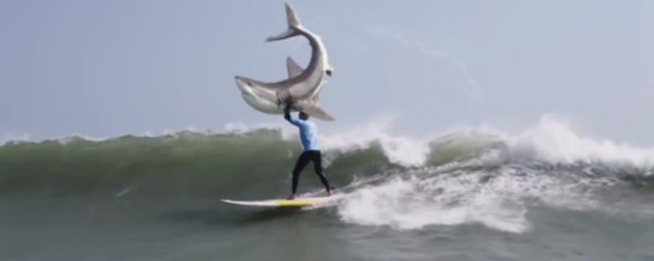 “Mick Fanning” vinga-se do tubarão