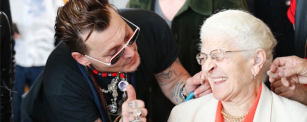 Johnny Depp entrega aparelhos auditivos em Lisboa
