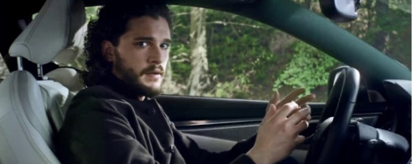 ‘Jon Snow’ recita poesia ao volante
