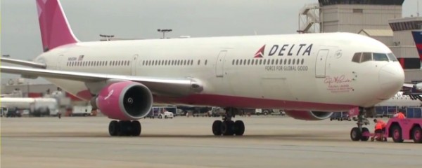 Delta Airlines pinta avião de rosa