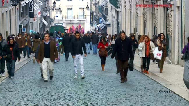 Portugueses aproveitam saldos para últimas compras natalícias