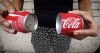 Latas da Coca-Cola dividem-se em duas