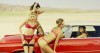 Penélope Cruz apresenta lingerie no deserto
