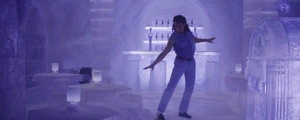 Van Damme “quebra” o gelo com passos de dança