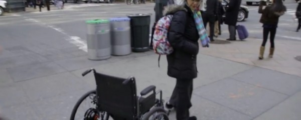 Cadeira de rodas persegue utentes “inconscientes”