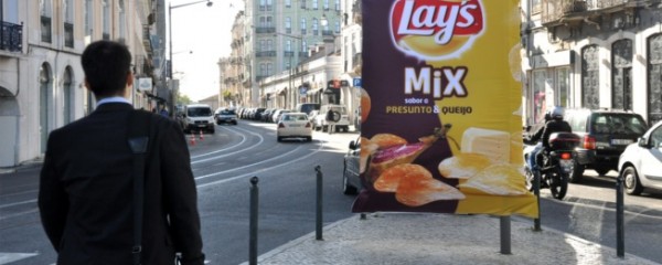 Lay’s espalha embalagens gigantes por Lisboa