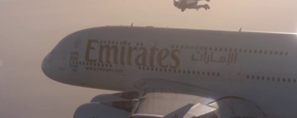 “Homens-jato” voam ao lado do maior Airbus do mundo