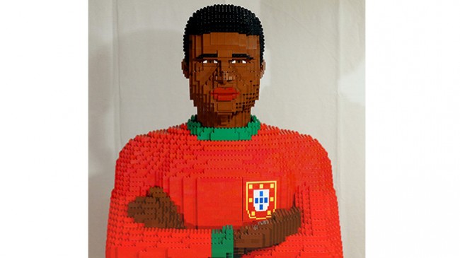 Eusébio já tem estátua em LEGO