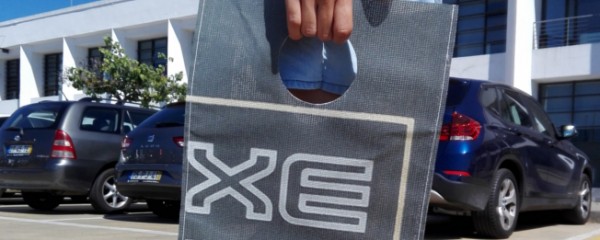 Telas publicitárias da AXE transformadas em sacos