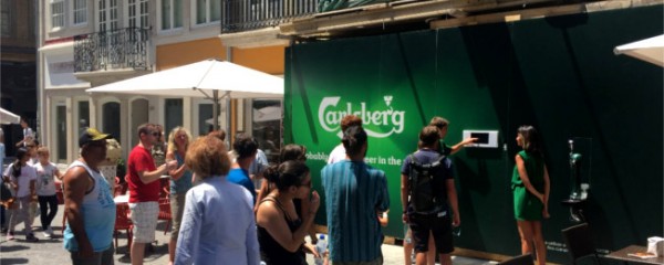 Outdoor da Carlsberg oferece cerveja na cidade do Porto