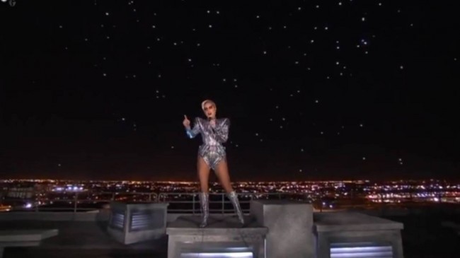 Drones da Intel dão luz a Lady Gaga no intervalo do Super Bowl