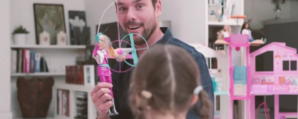 A importância dos pais brincarem com Barbies