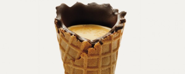 Delta Q serve café em cone de baunilha