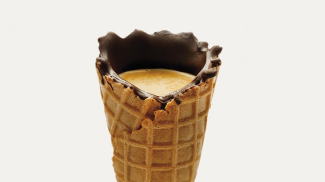 Delta Q serve café em cone de baunilha