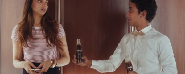 Atriz de Bollywood quebra o gelo com Coca-Cola