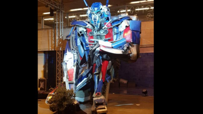 Bordalo II constrói Optimus Prime no Cais do Sodré