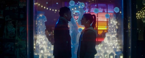 Apple promove AirPods e amor à primeira vista na campanha de Natal