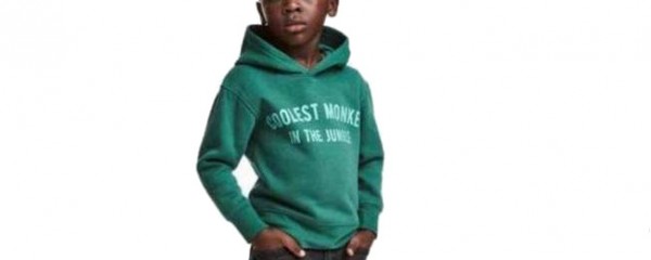 H&M acusada de racismo com imagem de sweatshirt