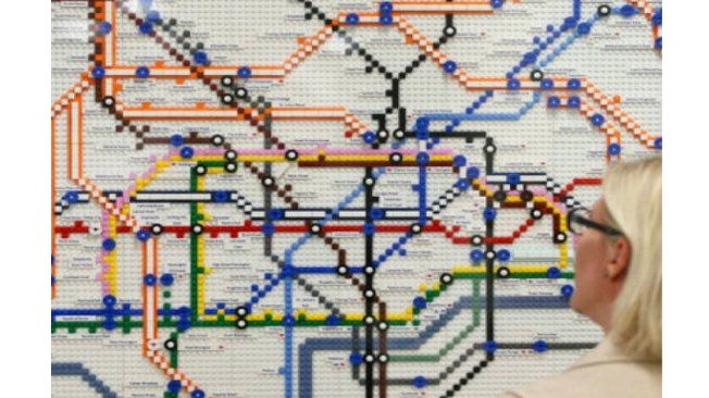 Metro de Londres com mapas feitos de Lego
