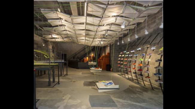 Loja da Nike construída a partir de lixo