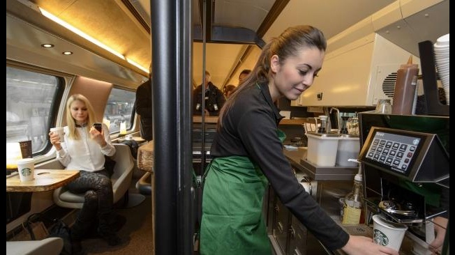 Starbucks transforma comboio em loja móvel