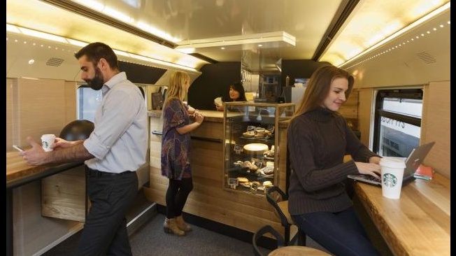 Starbucks transforma comboio em loja móvel